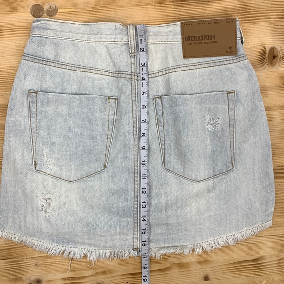 One Teaspoon Brando 2020 Light Wash Distressed Denim Mini Skirt Sz 29 - Picture 14 of 16